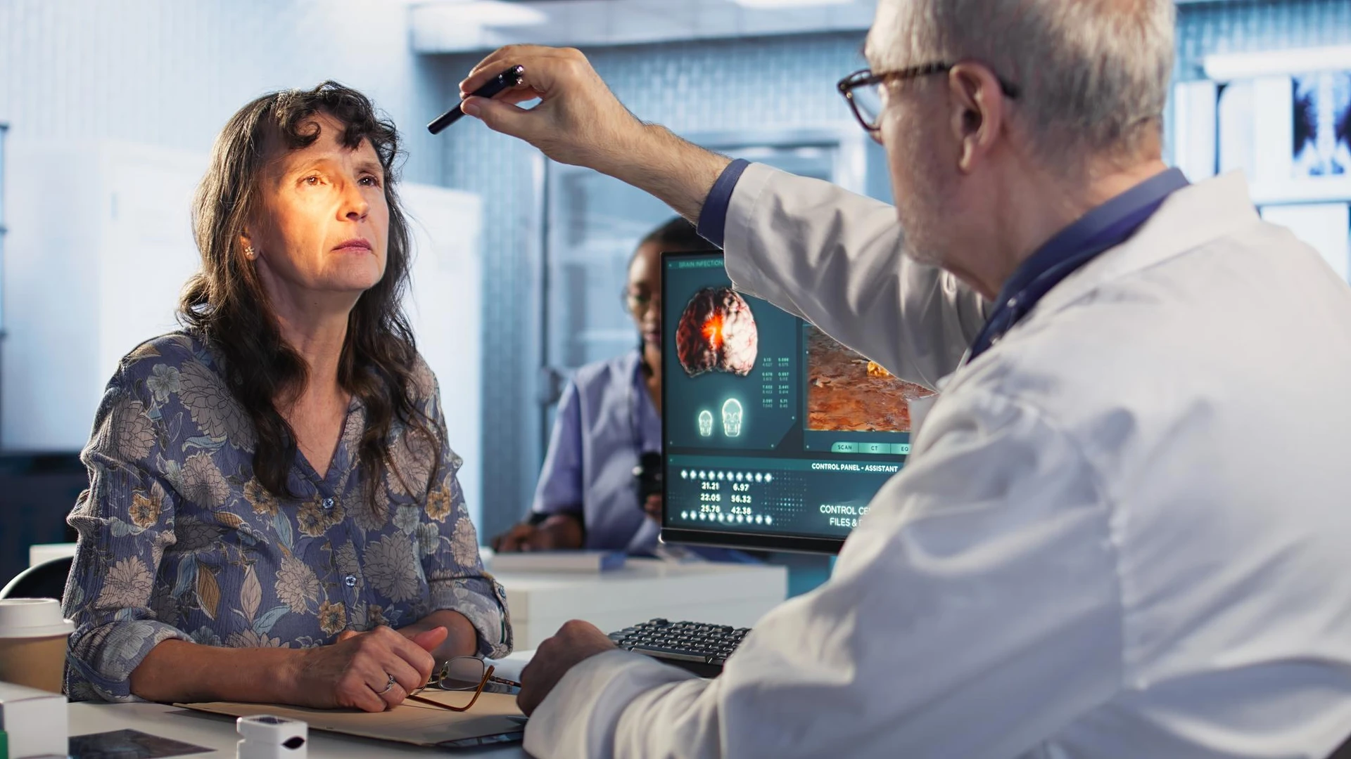 Profesional de la salud administrando una prueba de cribado cognitivo a una paciente en consultorio